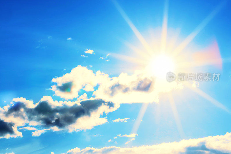 阳光与美丽的光束越过云层(高分辨率- 5000万像素)
